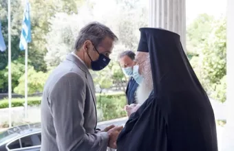 Στη Διαρκή Ιερά Σύνοδο ο Μητσοτάκης – Τι σηματοδοτεί η συμμετοχή του