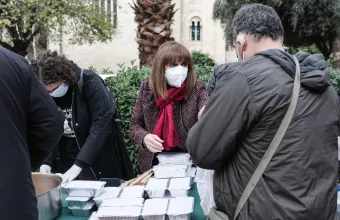 Η Κατερίνα Σακελλαροπούλου μοίρασε φαγητό μαζί με την κοινωνική κουζίνα «Ο Άλλος Άνθρωπος»