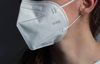 WSJ: Πόσο προστατεύει κάθε τύπος μάσκας από τον κορωνοϊό;