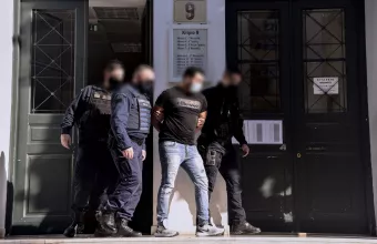 Άγιος Παντελεήμονας: Δίωξη για κακούργημα στον Αιγύπτιο που κρατούσε όμηρο την πρώην σύντροφό του