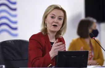 «Πάρα πολύ ισχυρές ενδείξεις» ότι ο Πούτιν είναι εγκληματίας πολέμου, λέει η Λιζ Τρας