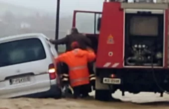 Σφυροκοπά τη Θεσσαλία ο «Διομήδης»: Πλημμύρες στα Φάρσαλα  - Δείτε βίντεο, φωτογραφίες