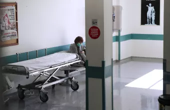 Σαρώνει η μετάλλαξη Όμικρον στο ΕΣΥ: Καραντίνα για τουλάχιστον 2.000 υγειονομικούς