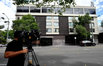 Τζοκοβιτς: Σε ξενοδοχείο καραντίνας μέχρι να φύγει από Αυστραλία – Τον περίμεναν με ειδικές στολές (pics,vid)