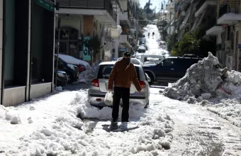 Απροσπέλαστες γειτονιές και εγκλωβισμένα αυτοκίνητα στα βόρεια προάστια - Δείτε φωτογραφίες και βίντεο