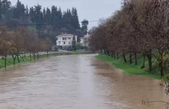 Κακοκαιρία «Διομήδης»- Τρίκαλα: Υπερχείλισε ο Ληθαίος ποταμός (vid)