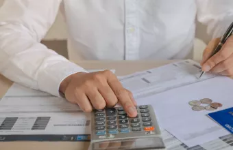 Άντρας υπολογίζει τη δόση του δανείου του 