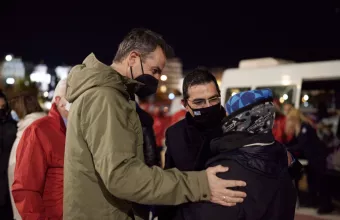 Επίσκεψη Μητσοτάκη σε αστέγους στο λιμάνι του Πειραιά