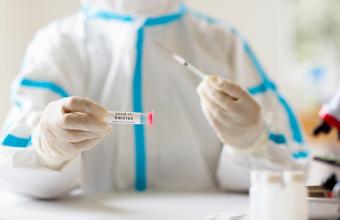 Μόσιαλος για υποπαραλλαγή Όμικρον: Τα εμβόλια θα παραμείνουν αποτελεσματικά κατά της σοβαρής ασθένειας
