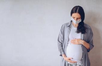 Έγκυες-Κορωνοϊός: Οι κίνδυνοι και τα προβλήματα που προκαλεί ο ιός κατά την εκγυμοσύνη