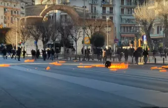 Θεσσαλονίκη: Διαδηλωτής πήρε φωτιά στα επεισόδια- 27 συλλήψεις και 30 προσαγωγές (VIDEO)