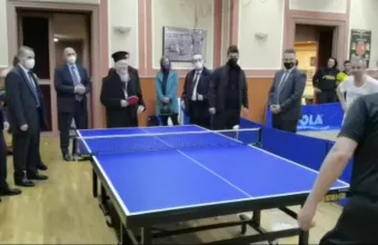 Ο Οικουμενικός Πατριάρχης Βαρθολομαίος παίζει... πινγκ πονγκ (video)