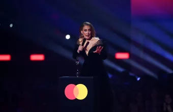 Η Adele χορεύει pole dancing σε κλαμπ του Λονδίνου προκαλώντας πανικό-Δείτε βίντεο 