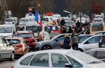 Στους δρόμους της Γαλλίας, χιλιάδες διαδηλωτές κατά του Μακρόν