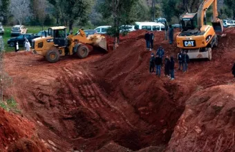 Μαρόκο: Διασώστες και γιατροί προσπαθούν να προσεγγίσουν τον 5χρονο που παγιδεύτηκε σε πηγάδι (vid)