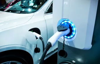 ΕΕ: Πρόβλεψη για σημαντική αύξηση των πωλήσεων αυτοκινήτων - «βραχυκύκλωμα» με τα σημεία φόρτισης