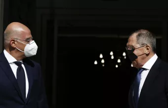Συνάντηση Δένδια – Λαβρόφ εν μέσω Ουκρανικής κρίσης: Οι θέσεις της Αθήνας