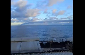 Ορατό από την Κέρκυρα το πλοίο με τους 237 επιβάτες που πήρε φωτιά - Δείτε βίντεο, φωτογραφίες