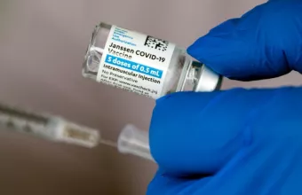 Εμβόλιο Johnson & Johnson / φωτό αρχείου - ΑΠΕ-ΜΠΕ Οι 3 δόσεις είναι αποτελεσματικές είτε από το ίδιο εμβόλιο είτε από διαφορετικά