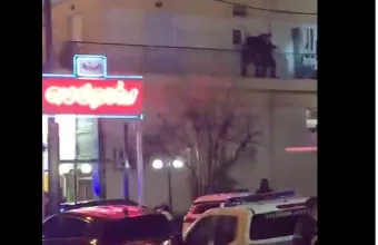 Διαρρήκτης εγκλωβίστηκε σε σπίτι αστυνομικού -Επιχείρηση των ΕΚΑΜ στην Νέα Ιωνία-   (Video)