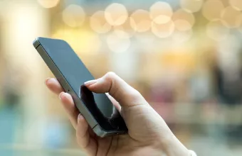 Γυναίκα κρατά το κινητό της τηλέφωνο 