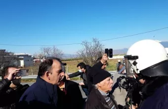 «Μπλόκο» των ΜΑΤ στους αγρότες στον κόμβο της Νίκαιας στη Θεσσαλία - Δείτε βίντεο