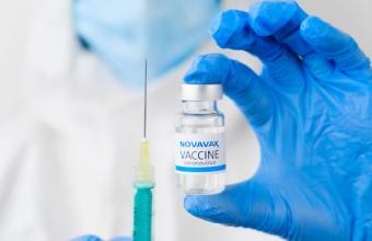 Γιατί δεν ανοίγουν ακόμα τα ραντεβού για το εμβόλιο της Novavax