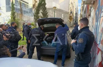 Στυλιάρια, μαχαίρι, κράνη και καδρόνια βρήκε η ΕΛ.ΑΣ. στον σύνδεσμο οπαδών στην Ομόνοια - Δείτε φωτο