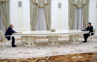 To Κρεμλίνο επιβεβαίωσε το Ελιζέ για τις ...αποστάσεις ασφαλείας Πούτιν- Μακρόν στο τραπέζι «παγοδρόμιο»