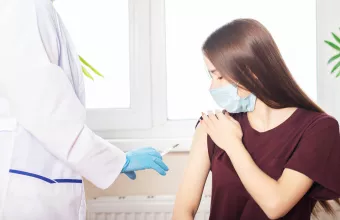 ECDC: Περιορισμένα δεδομένα σχετικά με τα οφέλη και τους κινδύνους της αναμνηστικής δόσης σε εφήβους