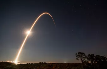 Όλεθρος για τη SpaceX: Γεωμαγνητικη καταιγίδα κατέστρεψε το «στόλο» των δορυφόρων του Ίλον Μασκ! 