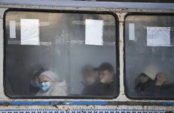 Η Πολωνία ετοιμάζει κλίνες σε νοσοκομεία και ειδικό τρένο για τη μεταφορά Ουκρανών τραυματιών