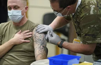 «Σούπερ εμβόλιο» αμερικανικού στρατού: Πιθανό όπλο κατά των πανδημιών- Σε τι διαφέρει