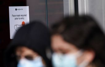 Χαλαρώνουν οι κανονισμοί για τη χρήση μάσκας σε κλειστούς χώρους στη Γαλλία
