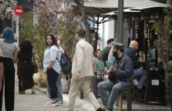 Σε "αρχηγείο της CIA" θα μετατραπεί το δημαρχείο της Θεσσαλονίκης -Τα πρώτα πλάνα από τα γυρίσματα του Bricklayer