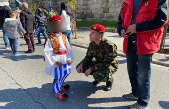 25η Μαρτίου: Πλήθος κόσμου στο Σύνταγμα για τη στρατιωτική παρέλαση - Φωτορεπορτάζ του skai.gr