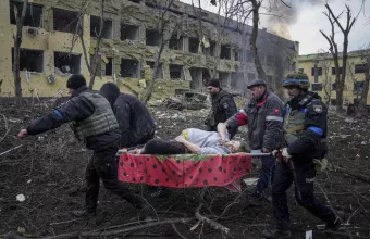  Ανθρωπιστική τραγωδία καρέ- καρέ: Φωτογραφίες από την επίθεση στο νοσοκομείο Παίδων στη Μαριούπολη
