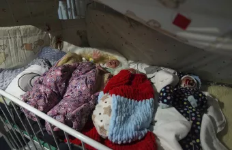 Ουκρανία: Νοσηλεύτρια φροντίζει μωρά από παρένθετες μητέρες, αλλά ο πόλεμος δεν της επιτρέπει να δει τα δικά της παιδιά