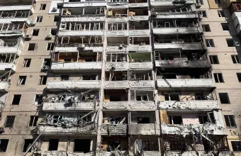Το φως της ημέρας αποκαλύπτει τον όλεθρο: Συγκλονίζουν οι εικόνες από το κατεστραμμένο Κίεβο