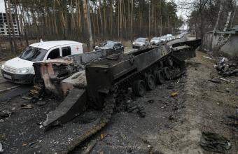 Ρωσία και Ουκρανία κάθονται στο τραπέζι των διαπραγματεύσεων, ενώ το Κίεβο βομβαρδίζεται