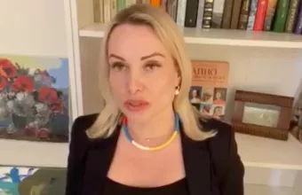 Αρνήθηκε την πρόταση Μακρόν για άσυλο η Ρωσίδα δημοσιογράφος που σήκωσε αντιπολεμικό πλακάτ