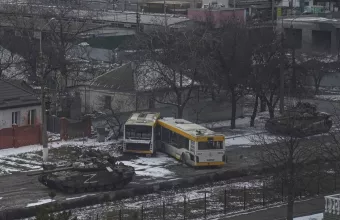 Απόλυτη καταστροφή στη Μαριούπολη – Ρωσικό τανκ στους δρόμους