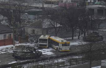 Απόλυτη καταστροφή στη Μαριούπολη – Ρωσικό τανκ στους δρόμους