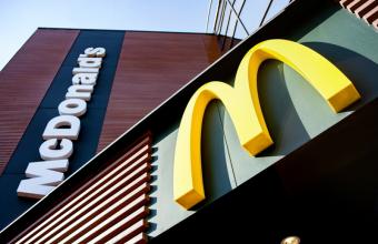 Ηνωμένο Βασίλειο: Σεξουαλική παρενόχληση, ρατσισμό και μπούλινγκ καταγγέλλουν 100 πρώην και νυν υπάλληλοι των McDonald's