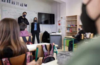 Μητσοτάκης από σχολείο της Σύρου: Σύντομα θα απαλλαγούμε από τις μάσκες μέσα στην τάξη 