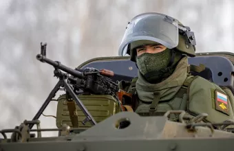 Ρωσικά στρατεύματα και μισθοφόροι της ομάδας Wagner ανασυγκροτούνται στο Ντονμπάς, λέει το Λονδίνο