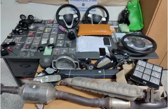 Στα χέρια της ΕΛ.ΑΣ. μέλη σπείρας που έκλεβαν εξαρτήματα αυτοκινήτων στα νότια προάστια Αττικής - Πώς δρούσαν