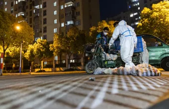 Σε απόγνωση οι κάτοικοι της Σανγκάης εν μέσω lockdown: Αναρτούν εκκλήσεις για ιατρική βοήθεια στο ίντερνετ 