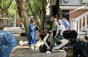 Σκληραίνει το lockdown στην Σανγκάη: Μεταφέρουν άτομα αρνητικά στον κορωνοϊό σε κέντρα καραντίνας