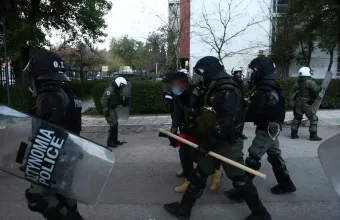 Επεισόδια με χημικά και τραυματία αστυνομικό στο ΑΠΘ-Τραυματίστηκε αστυνομικός-Δείτε βίντεο και φωτογραφίες